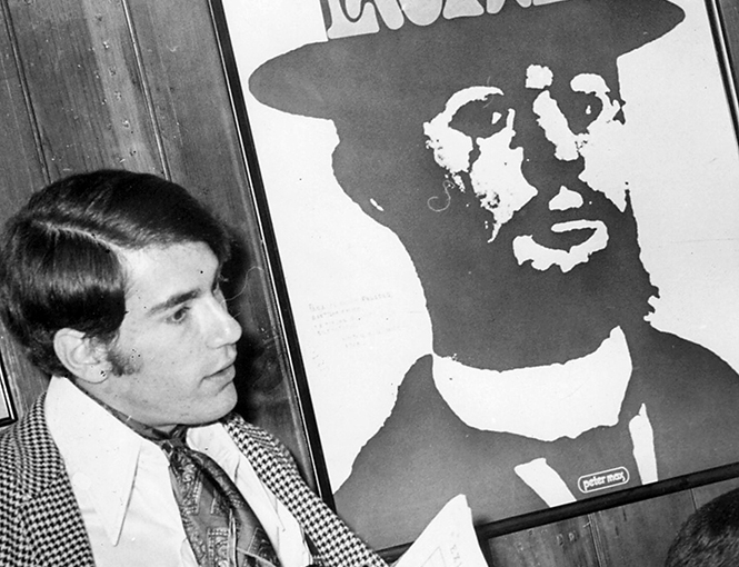 El actor Otto Sirgo servía como voluntario y entusiasta maestro de ceremonias para el concurso “Señorita Zona Rosa”. Fotos: Archivo Excélsior